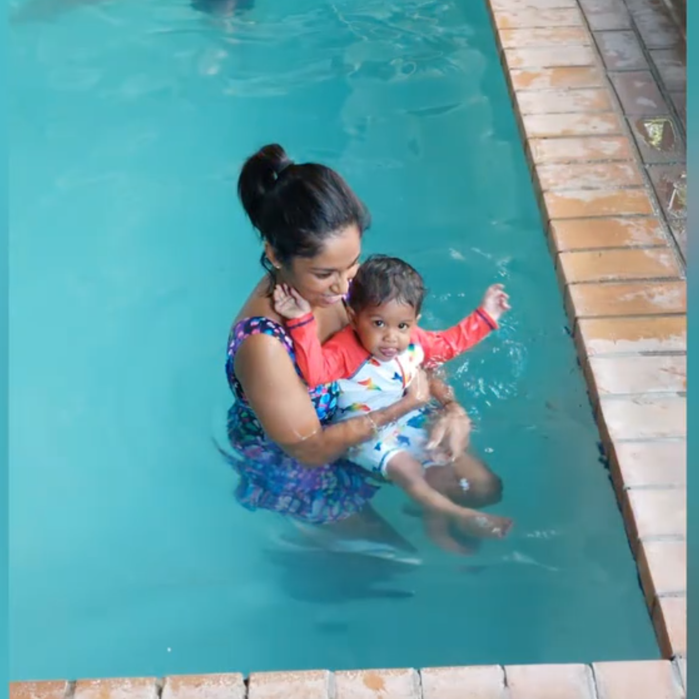 mom and child enjoying babies and tots swimming class at splashmates swim school